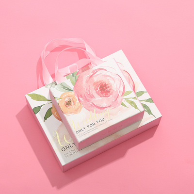 Les boîte-cadeau de bijoux en soie roses d'écharpe entassent en vrac boîte de cosmétiques de main de rectangle