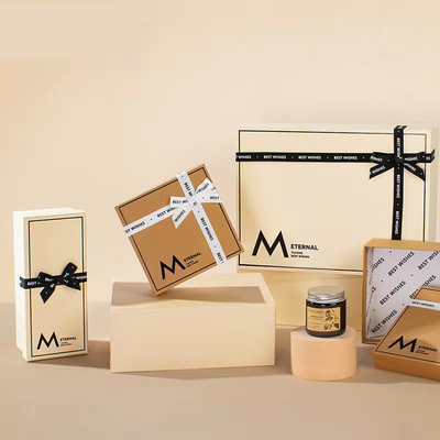Boîte vide simple d'emballage de cadeau de carton ondulé avec le ruban