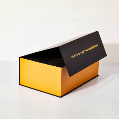Boîte d'emballage magnétique de luxe avec logo estampillé en or et finition UV