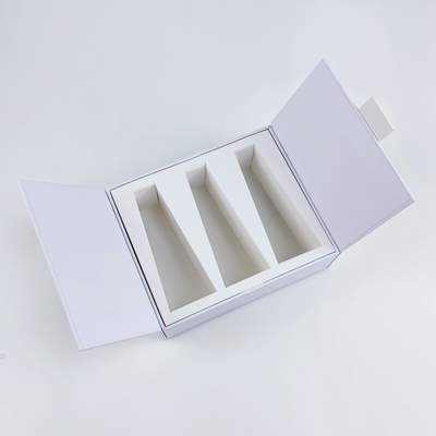 Conception personnalisée Boîte en papier Emballage écologique Boîte cadeau à double porte blanche magnétique Essence Boîte d'emballage pour soins de la peau